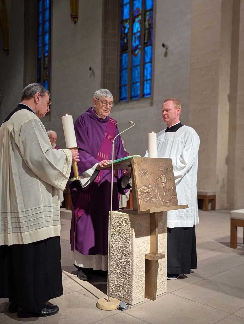 Mann liest aus dem Evangelium vor