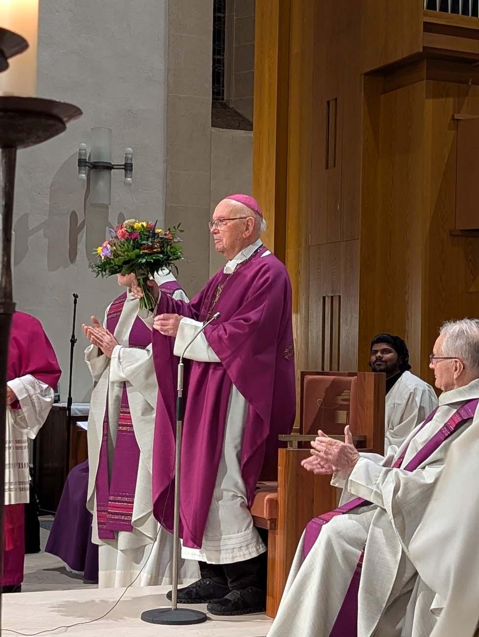 Ein Mann hält einen Blumenstrauß
