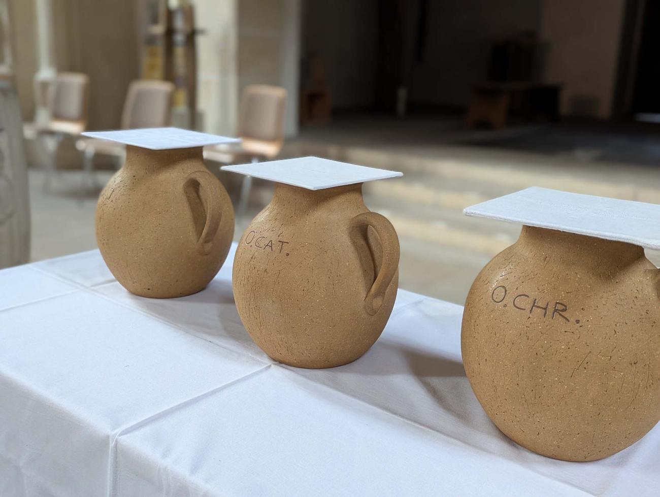 Krüge auf einem Tisch