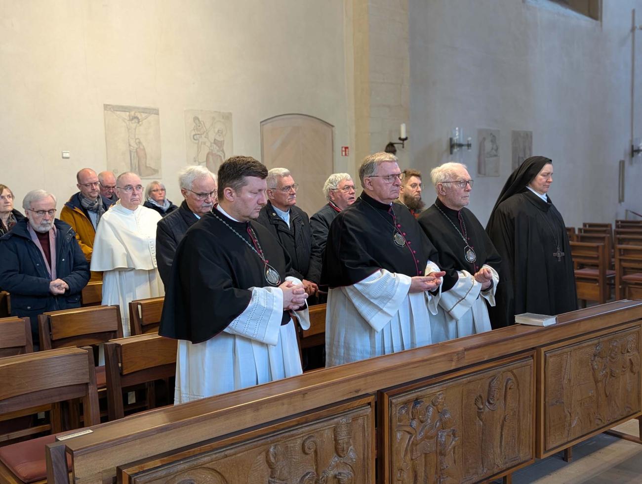 Geistliche in der Kirchenbank