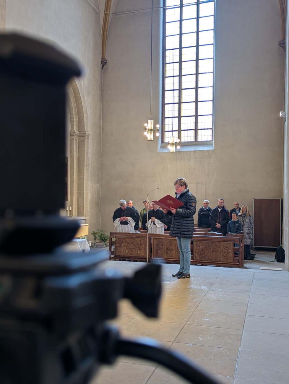 Eine Frau spricht am Mikrofon