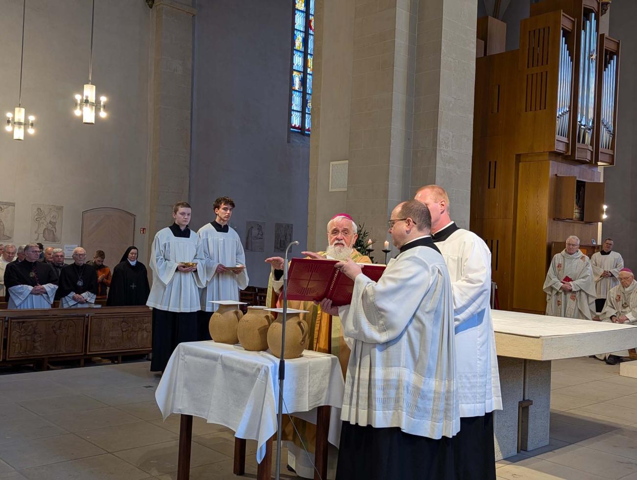 Bischof Feige segnet Öle