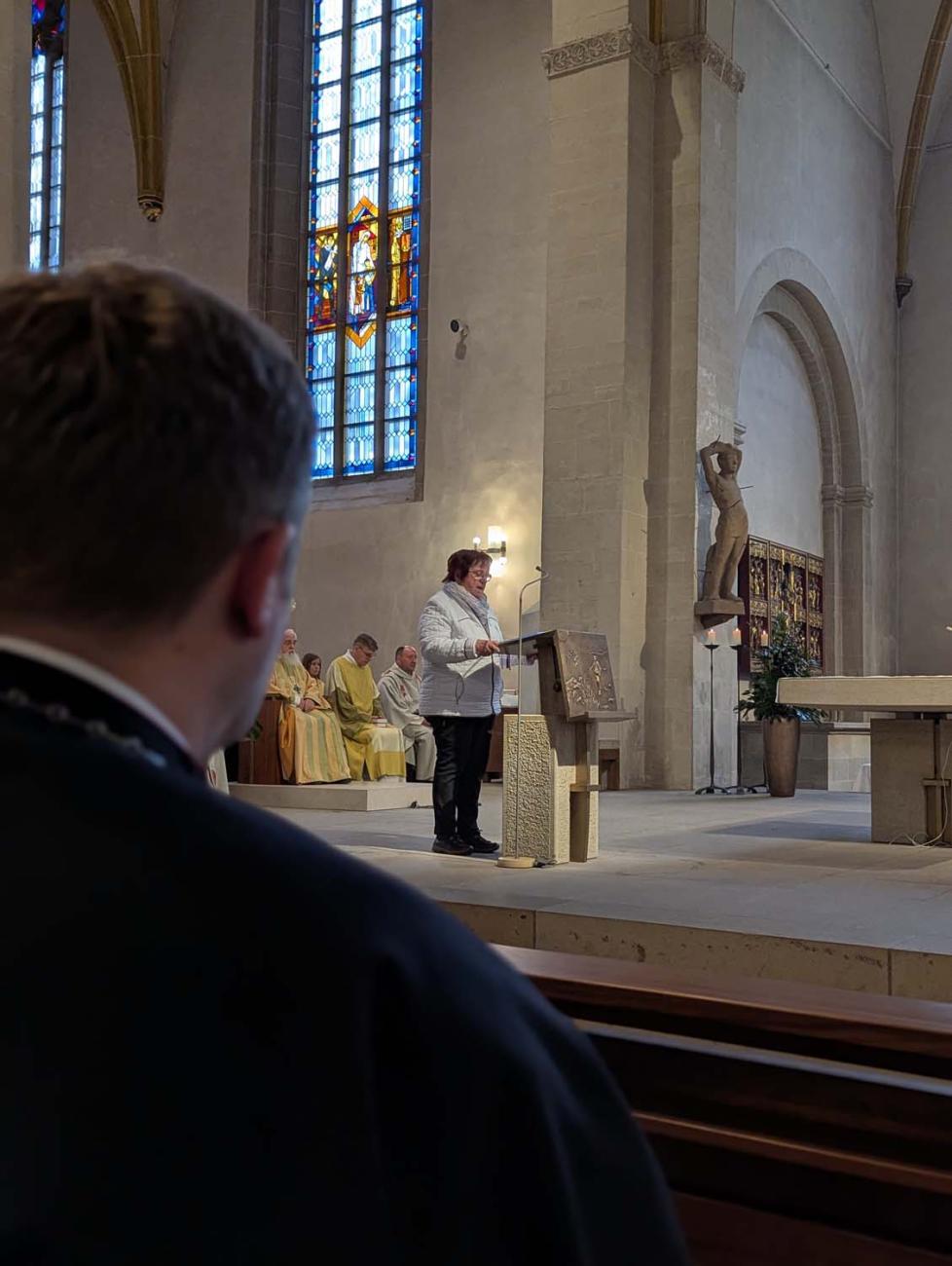 EIne Frau spricht am Ambo