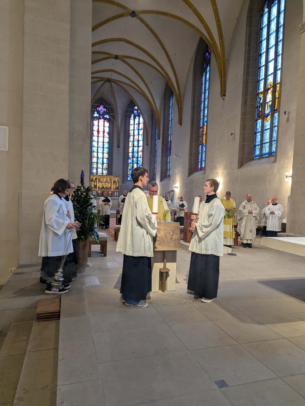 Ein Mann spricht am Ambo