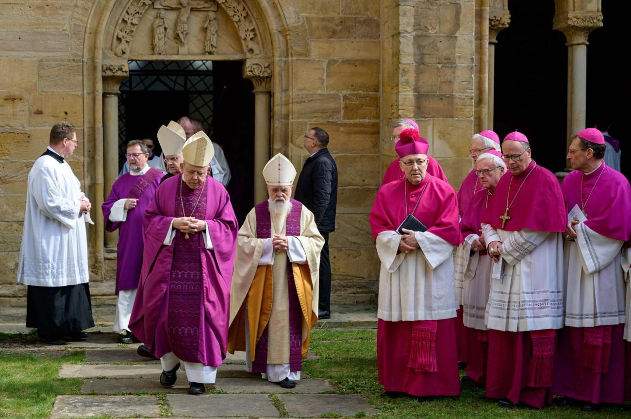 Bischöfe versammelt im Innenhof