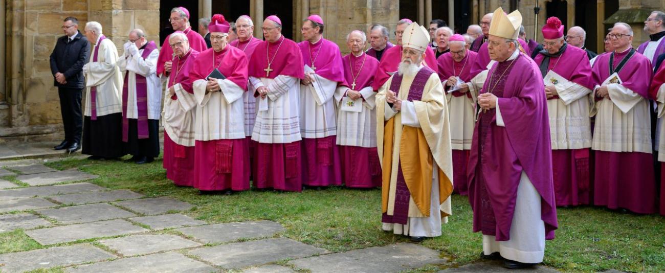 Bischöfe bei einem Requiem