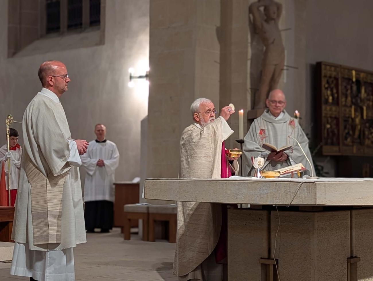 Bischof Feige bei der Präfation