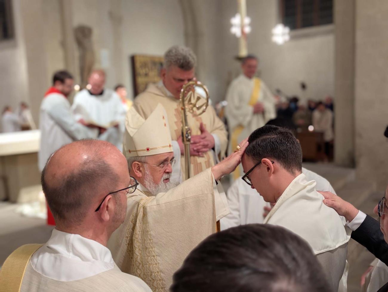 Bischof Feige segnet einen Mann