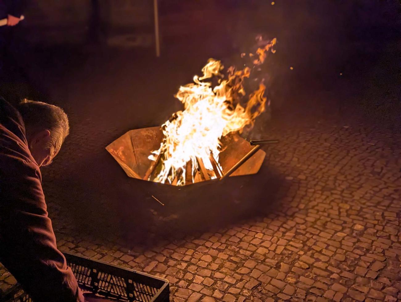 Feuer in einem Korb