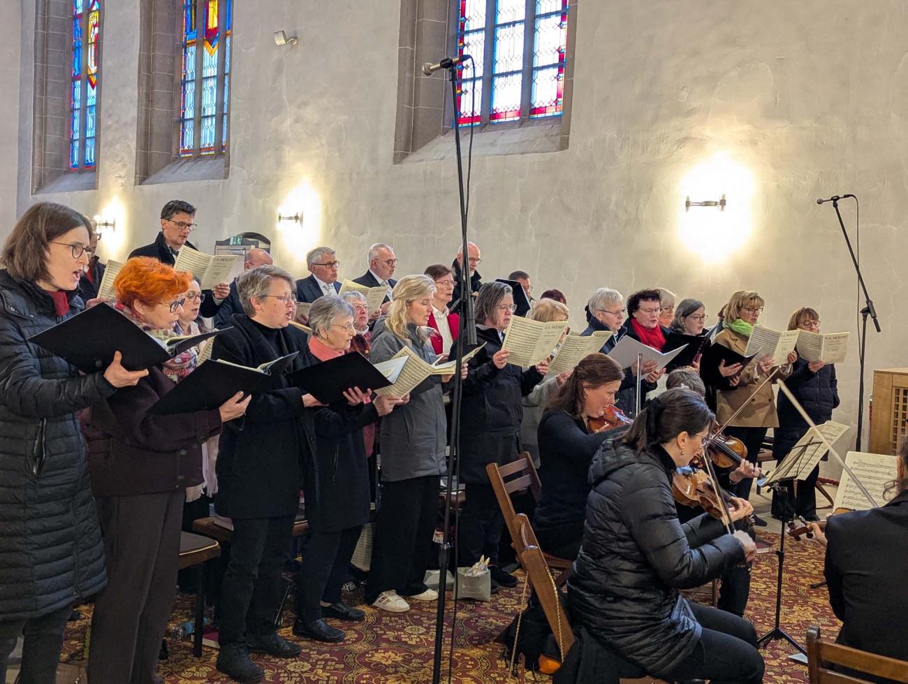 EIn Chor singt in einem Gottesdienst