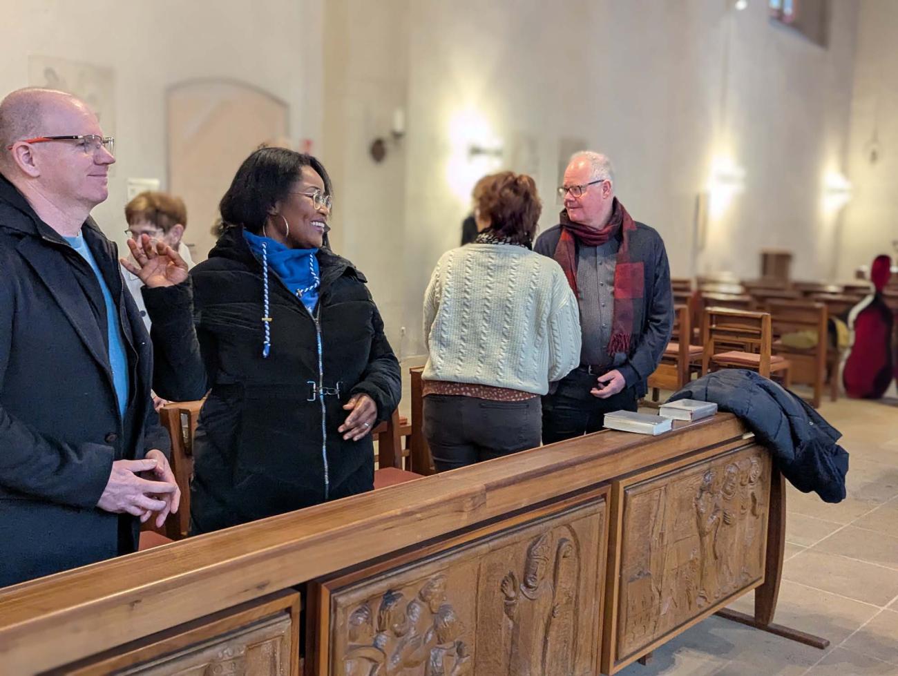 Menschen in einem Gottesdienst