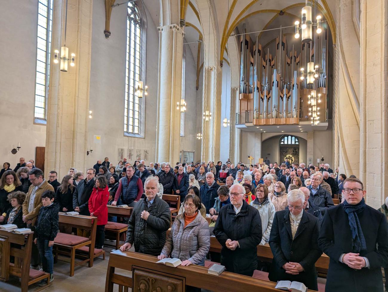 Menschen in einem Gottesdienst