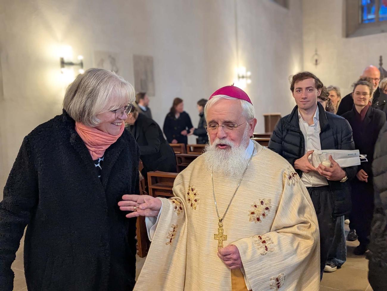 Bischof Feige im Gespräch mit einer Frau 