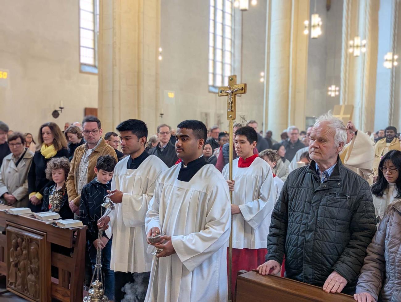 Menschen in einem Gottesdienst