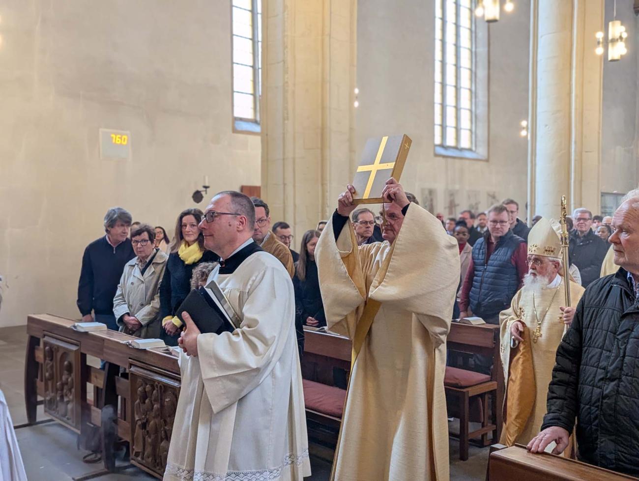 Menschen in einem Gottesdienst