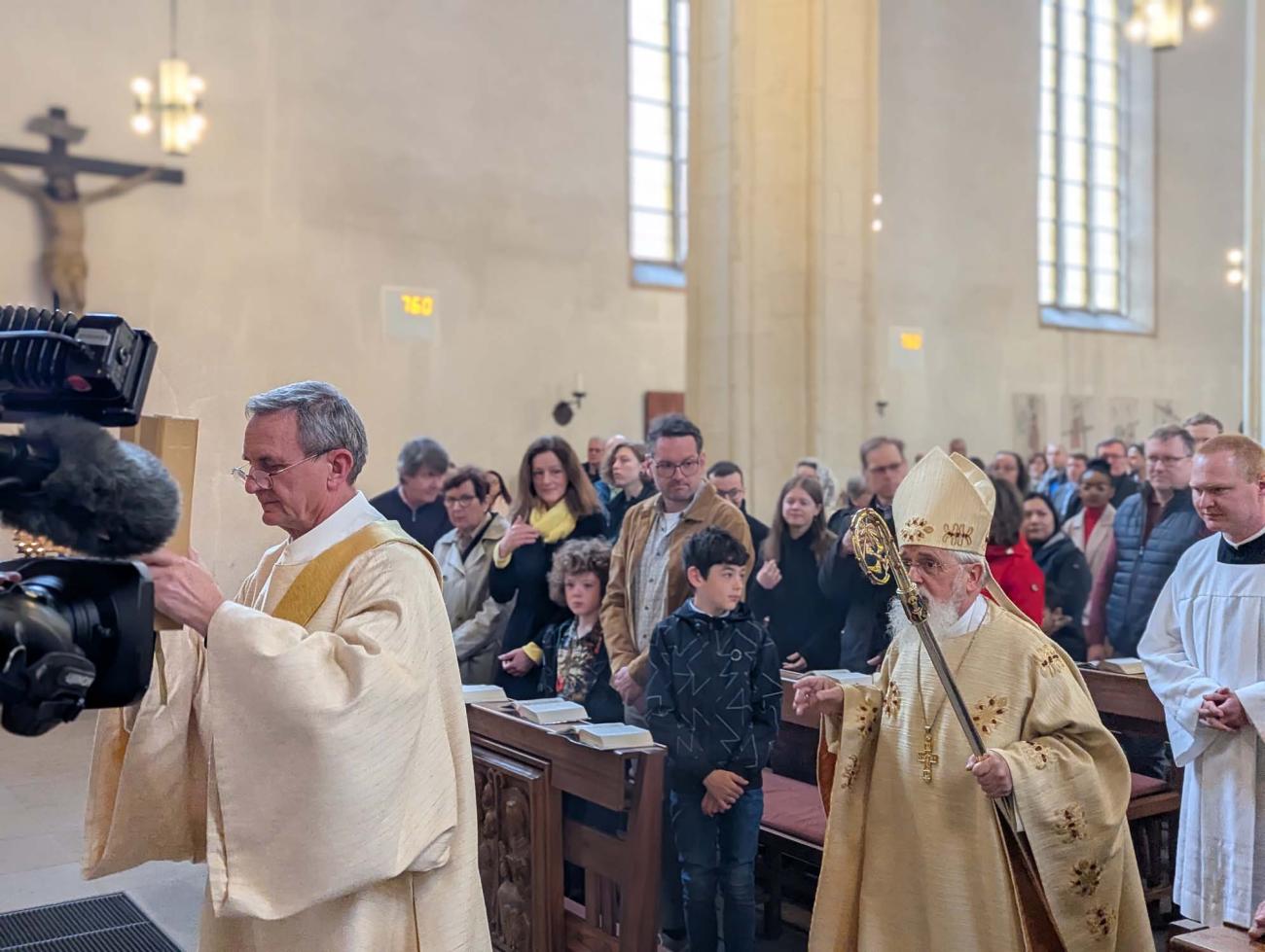Bischof Feige zieht in eine Kirche ein