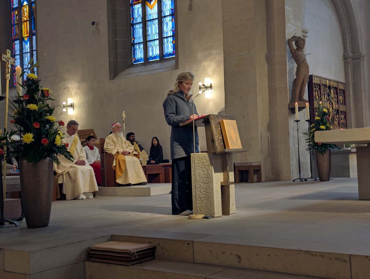 EIne Frau spricht am Ambo