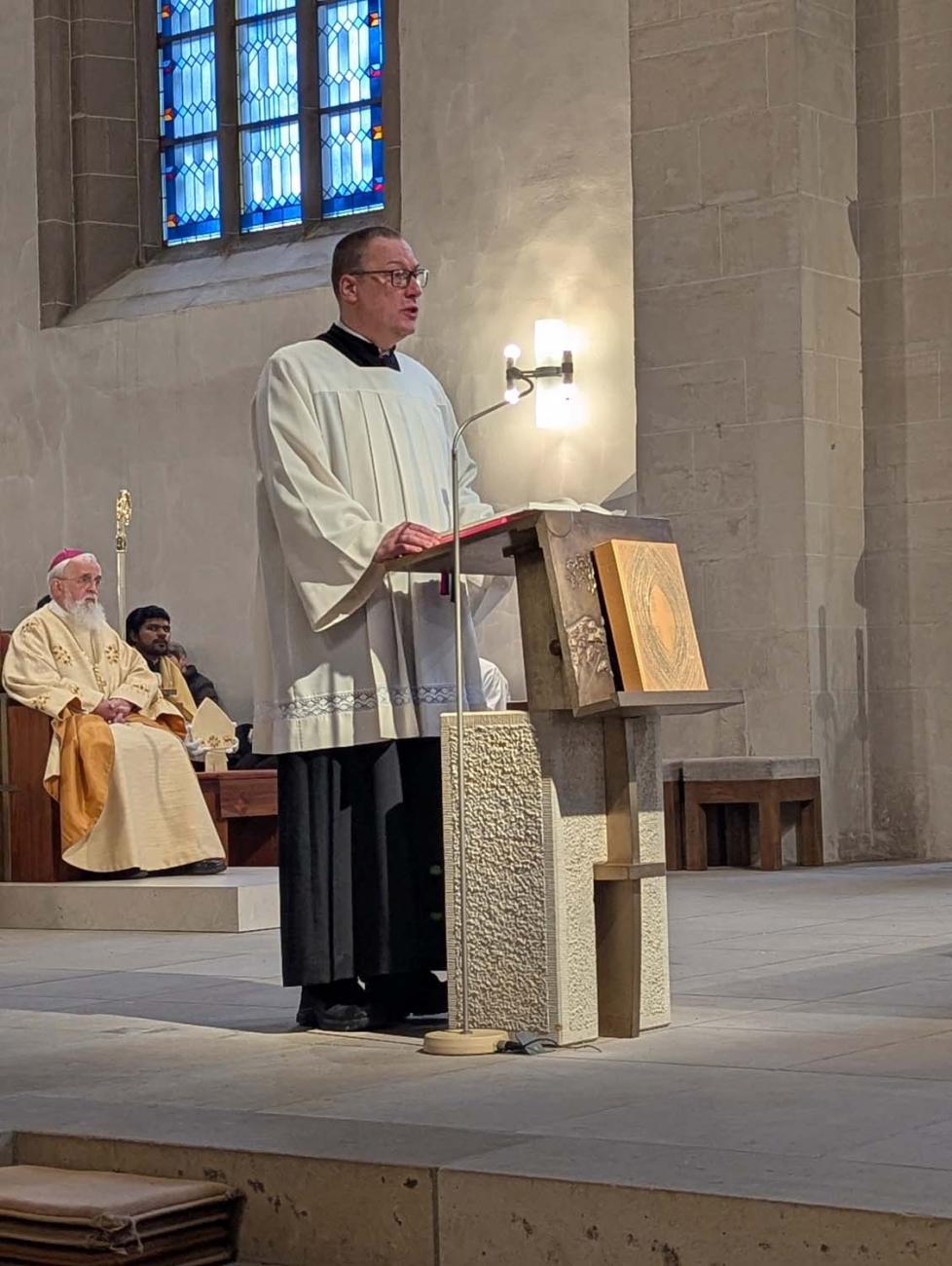 EIn Ministrant spricht am Ambo