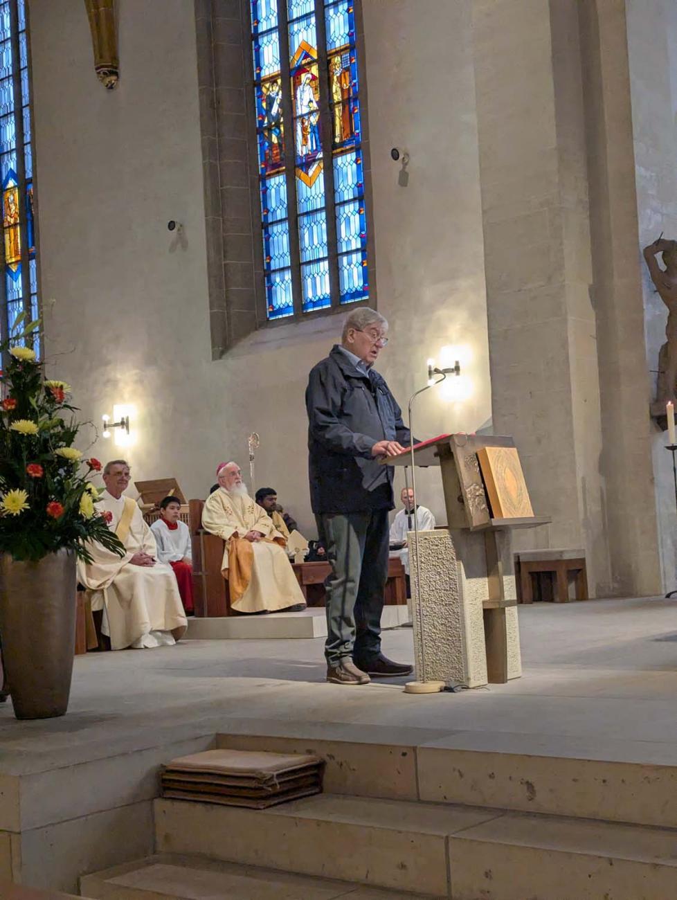 Ein Mann spricht am Ambo