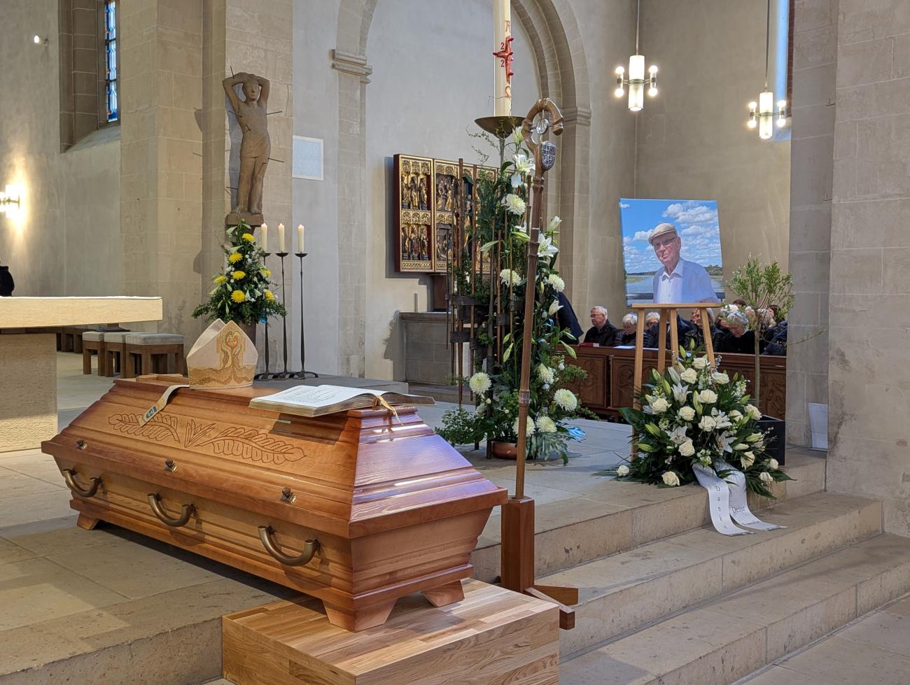 Sarg von Bischof Leo Nowak in der Kathedrale