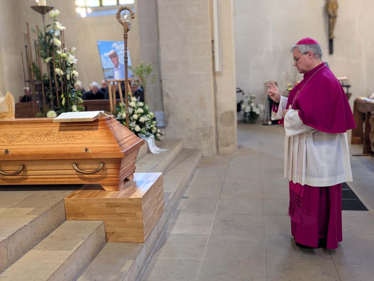 Bischof Bentz am Sarg von Leo Nowak