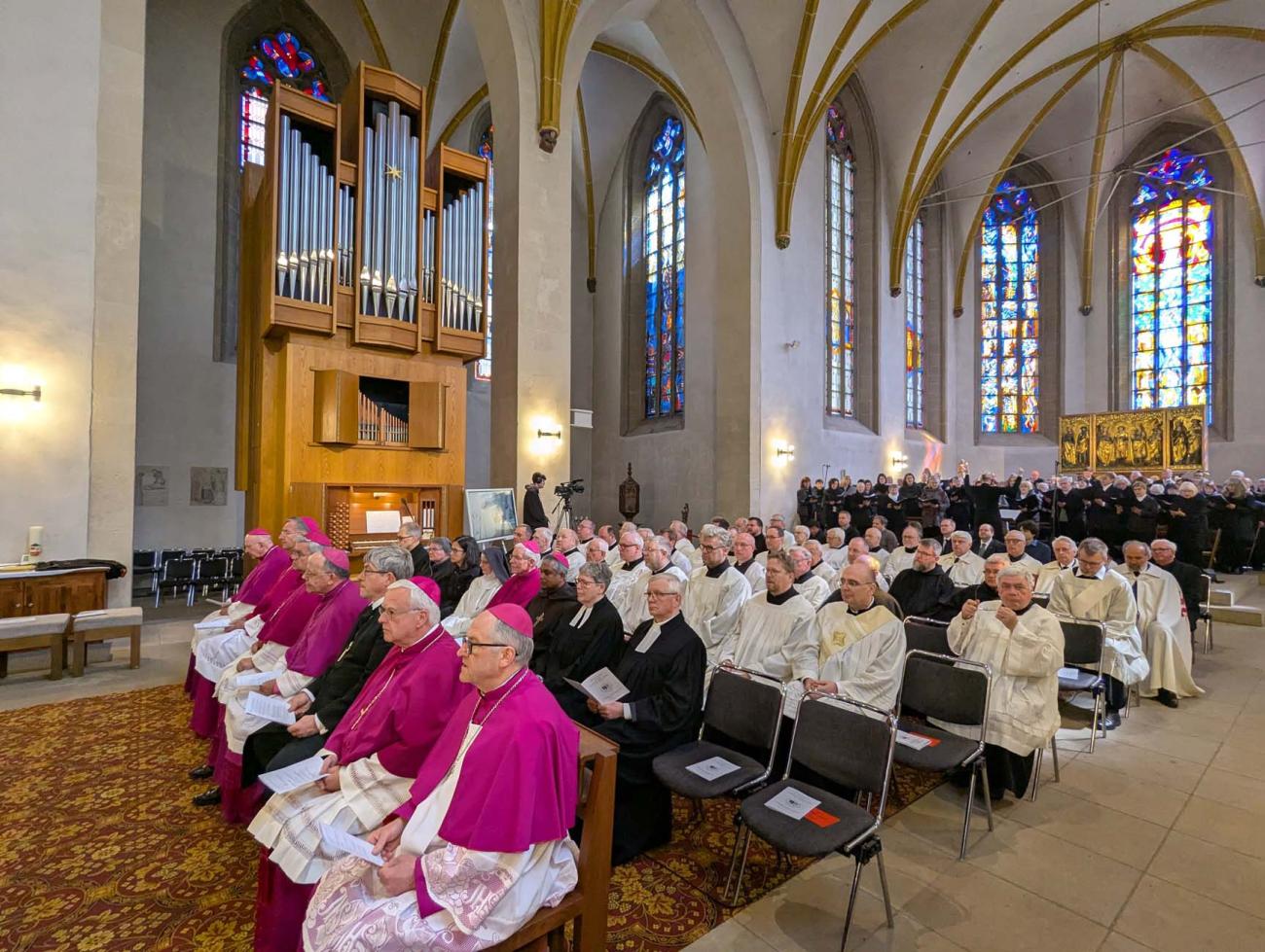 Priester, Bischöfe und Diakone im Requiem