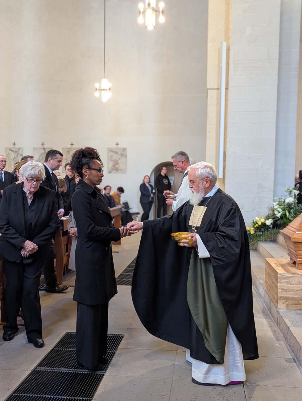 Bischof Feige teilt die Kommunion aus