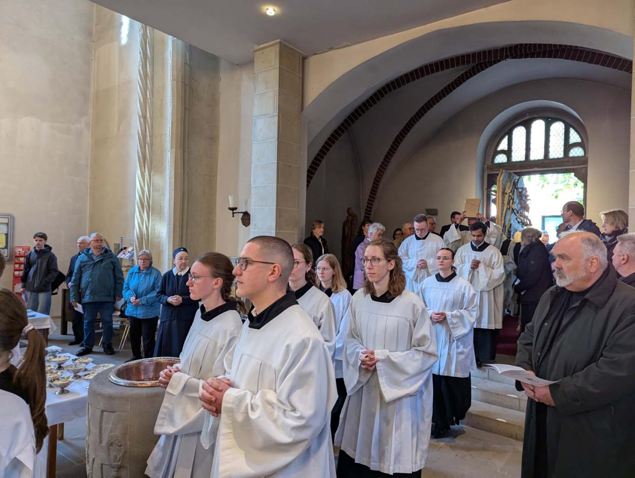 Einzug der Ministranten beim Requiem