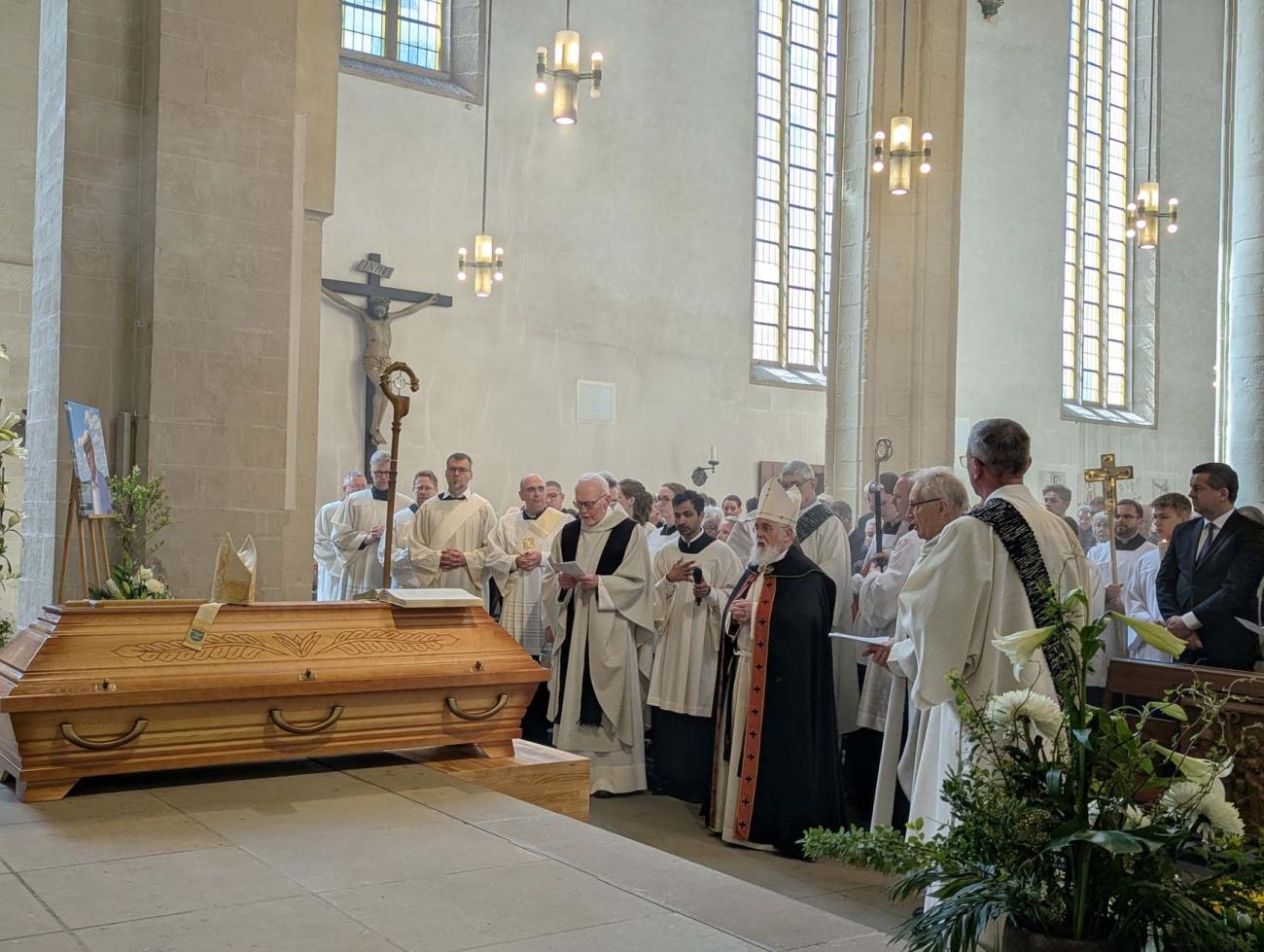 Segnung des Sarges von Bischof Leo