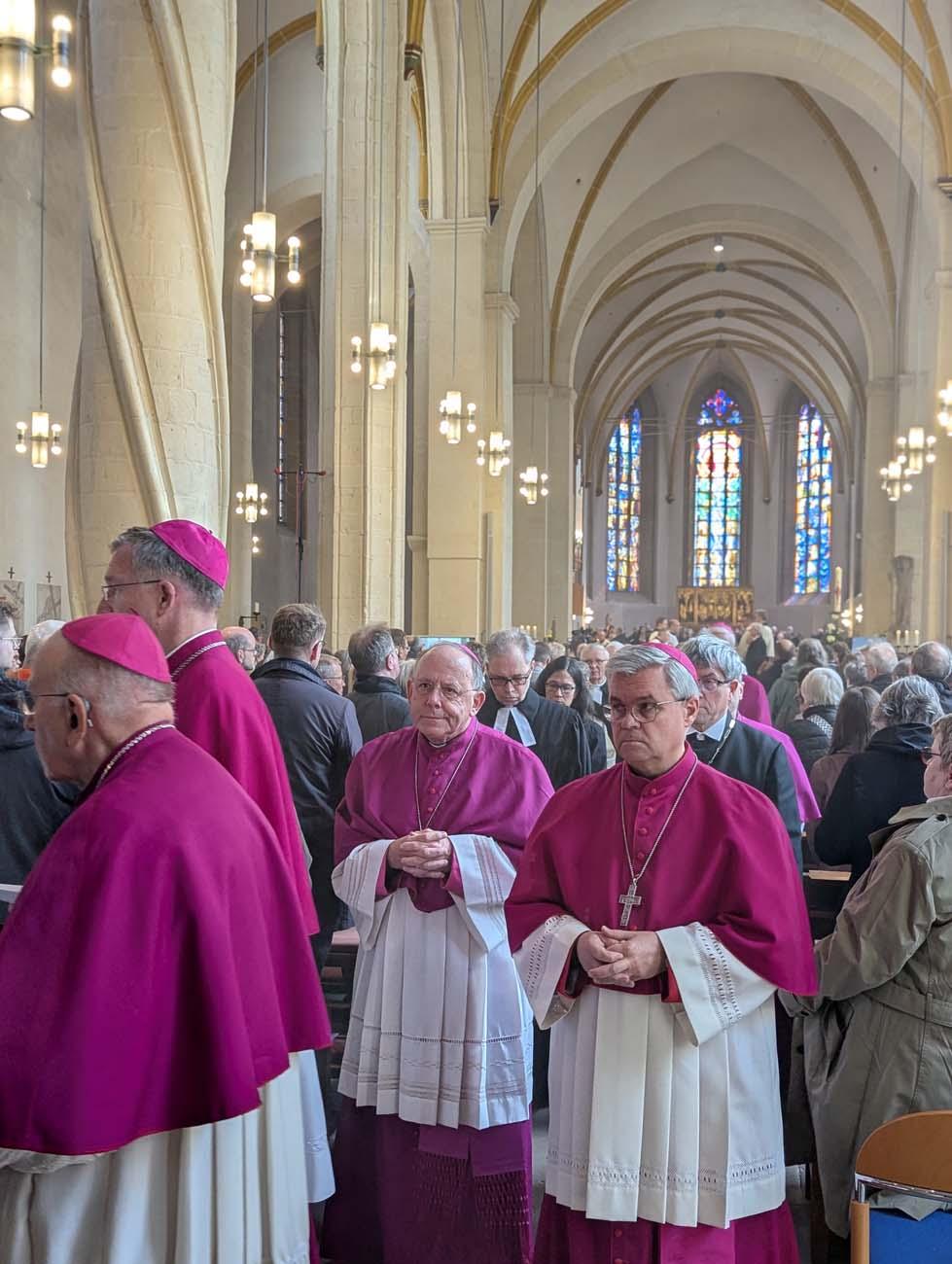 Auszug der Bischöfe im Requiem
