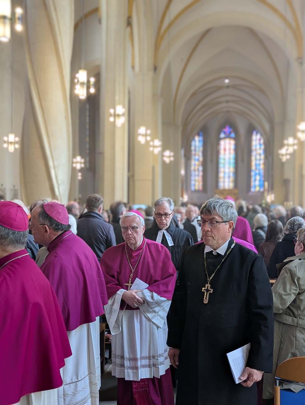Auszug der Bischöfe im Requiem