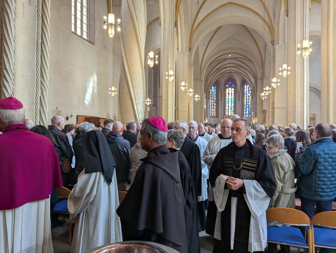 Auszug der Bischöfe im Requiem