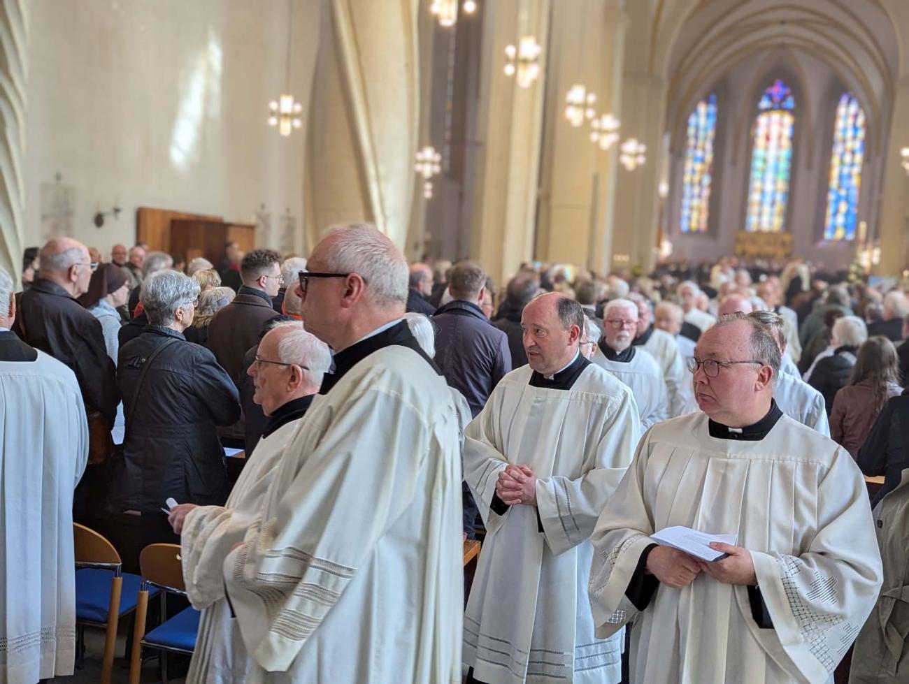 Auszug der Diakone im Requiem