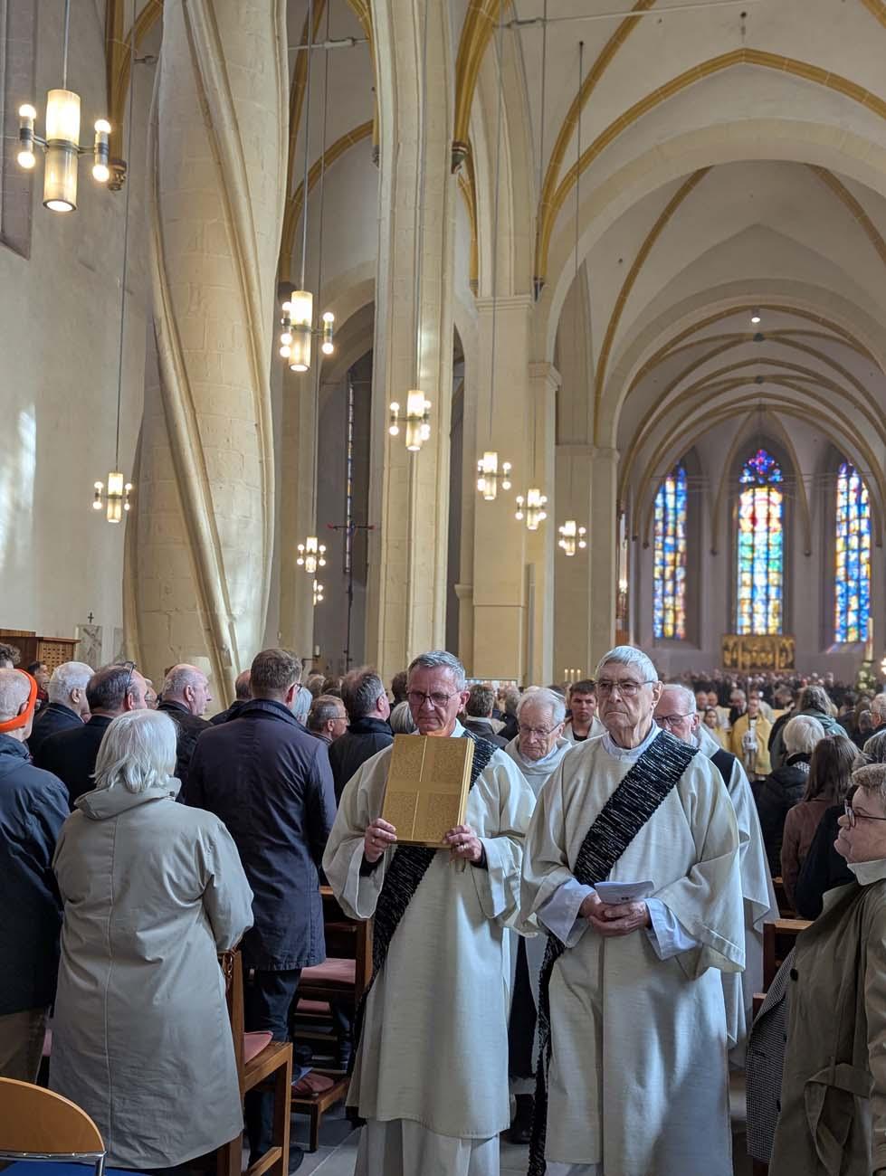 Auszug der Diakone im Requiem