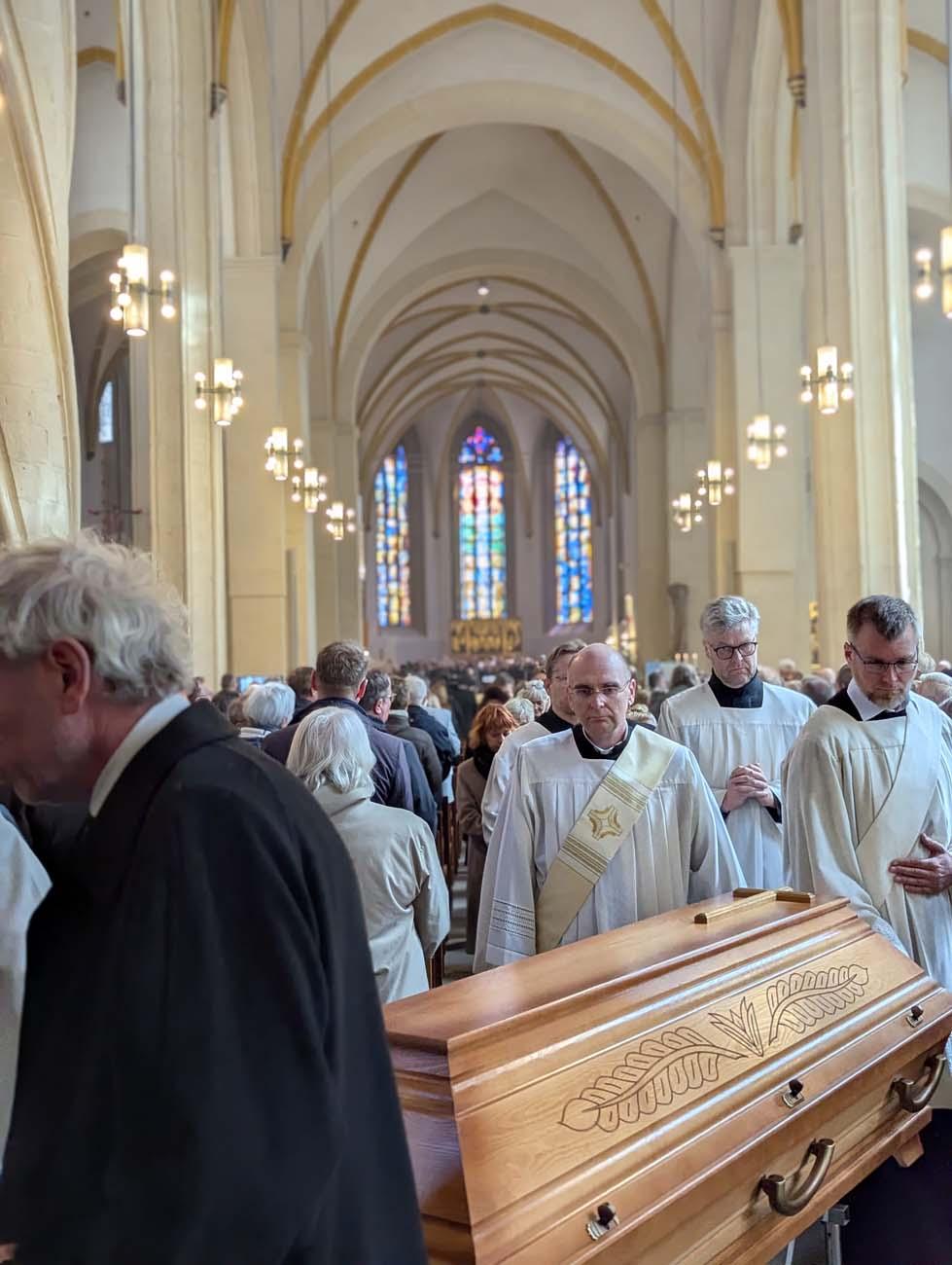 Auszug der Diakone mit Leos Sarg im Requiem