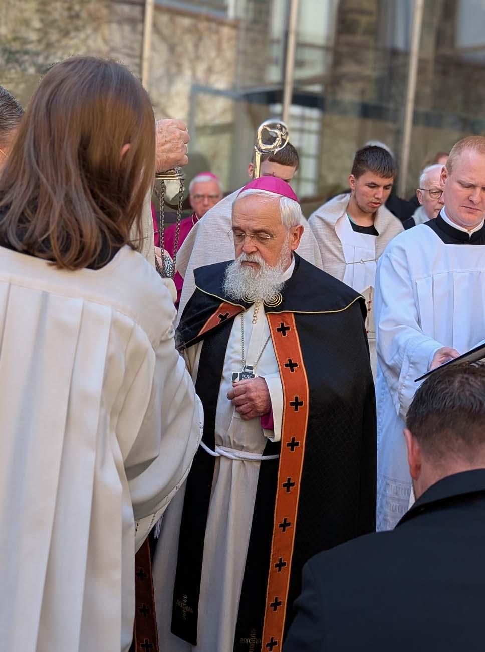 Bischof Feige bei der Beerdigung von Bischof Leo