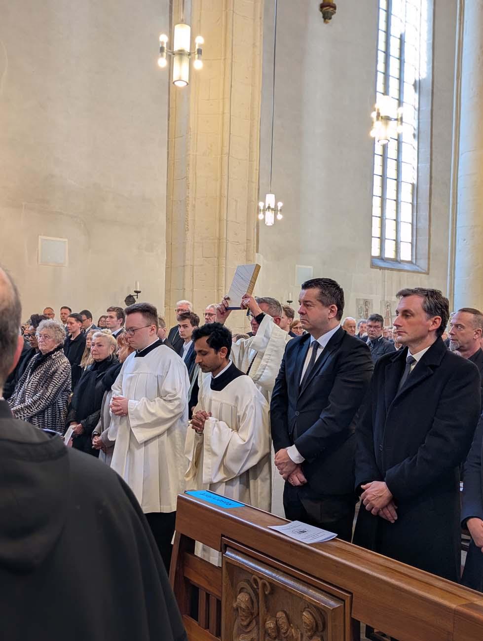Ministerpräsident Sven Schulze beim Requiem für Bischof Feige