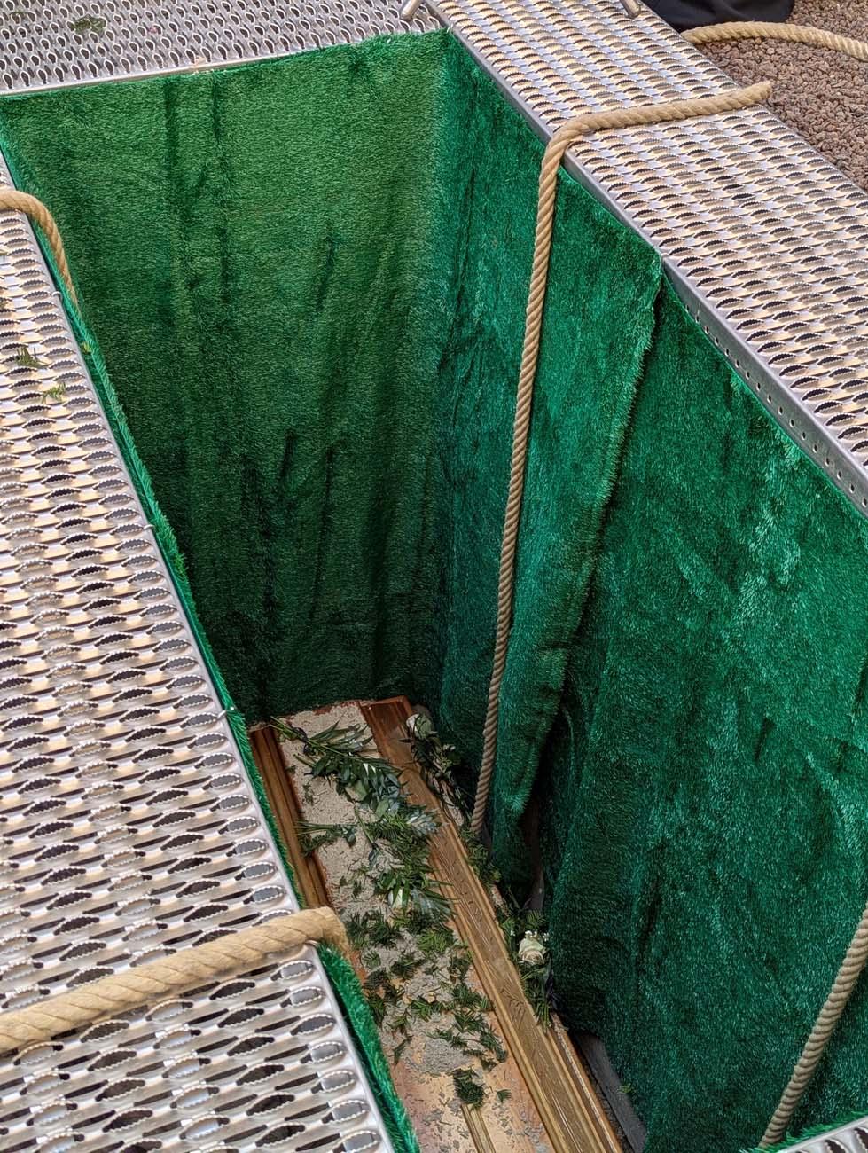 Bischof Leos Sarg in der Erde