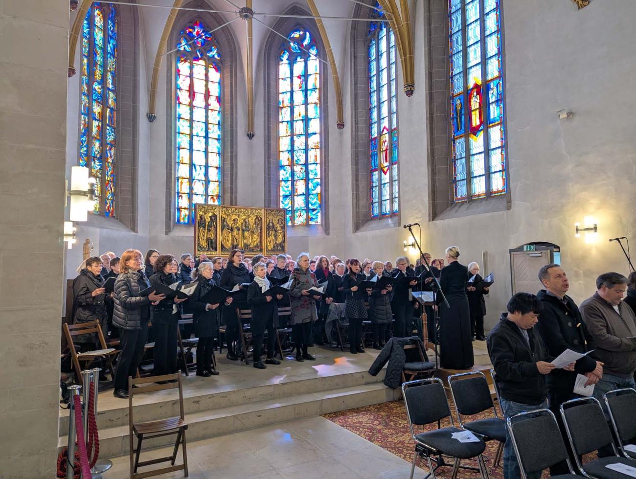 Ein Chor steht zusammen