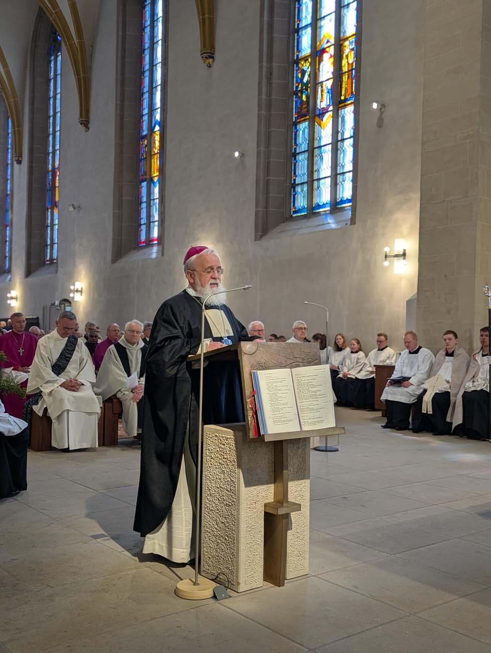 Bischof Feige am Ambo