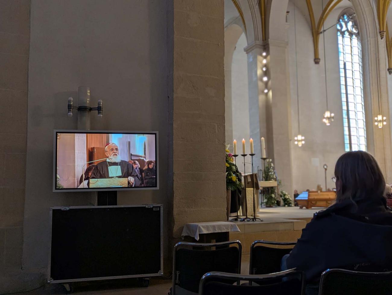 Monitor vor einer Säule