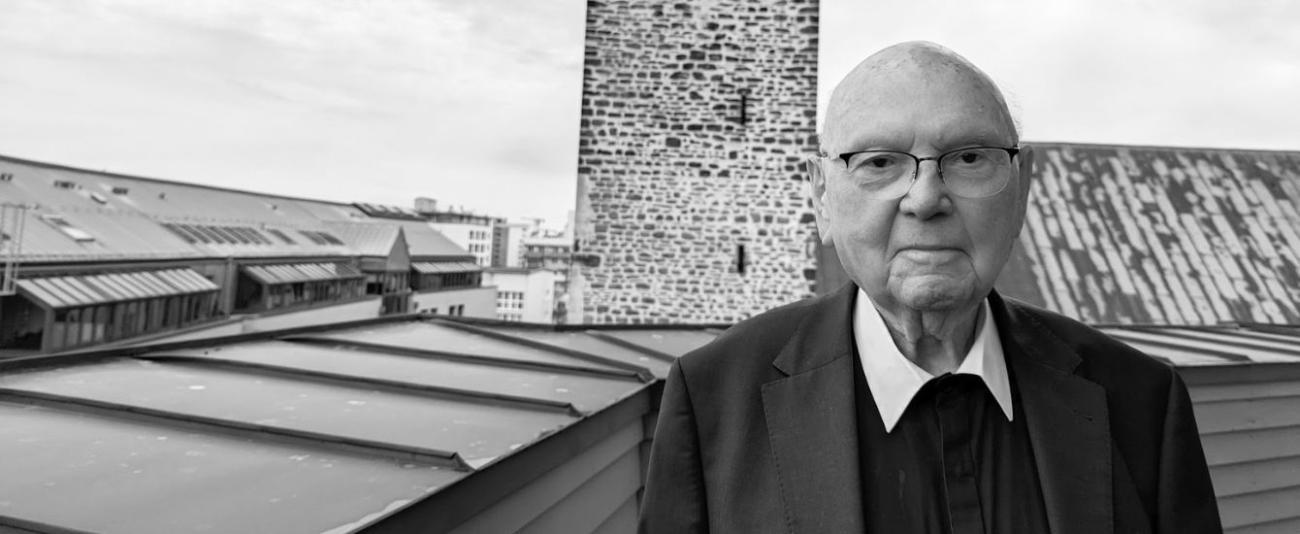 schwarz-weiß Bild von Bischof Leo Nowak