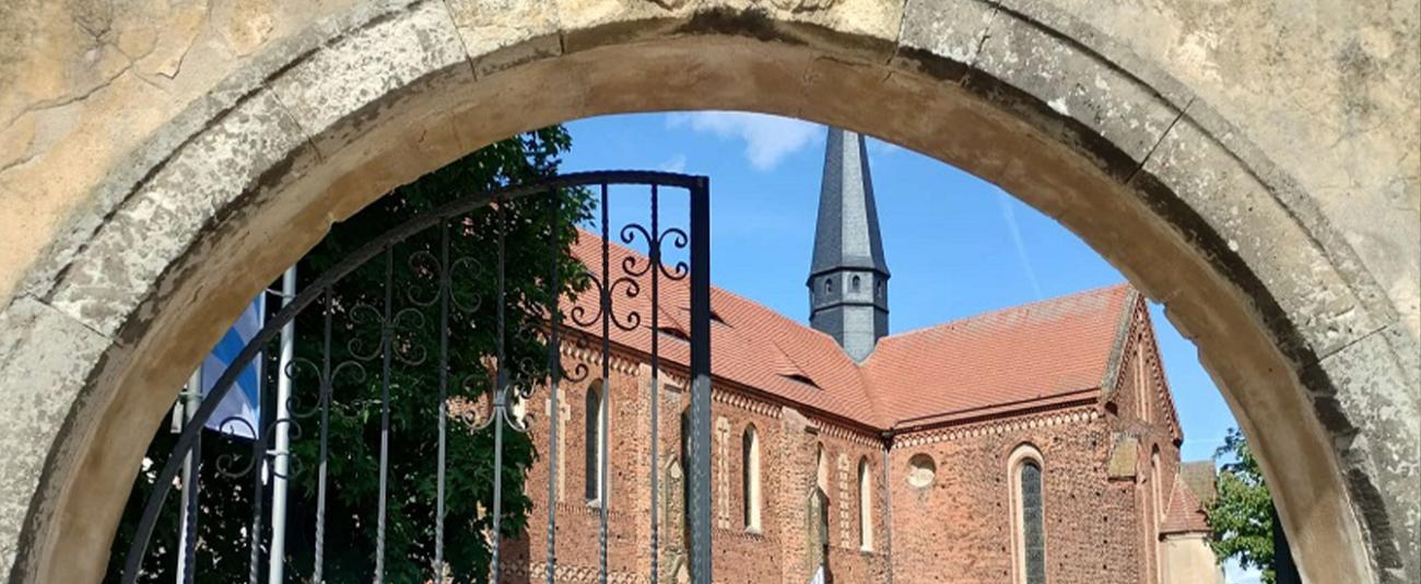 Torbogen und Kloster