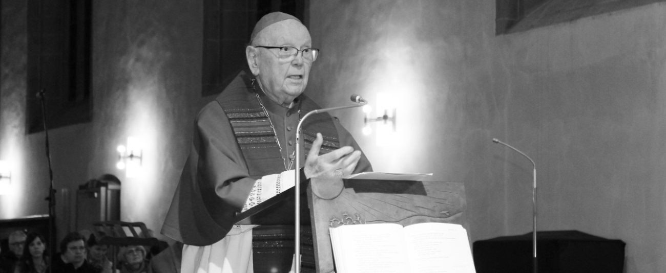schwarz-weiß Bild von Bischof Leo am Ambo