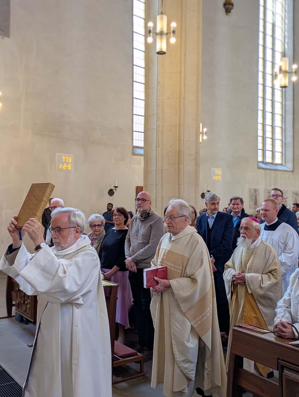 Menschen in der Kirche beim Einzug