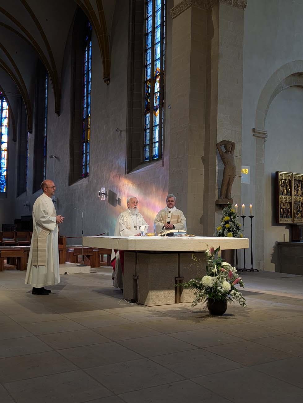 Drei Menschen am Altar