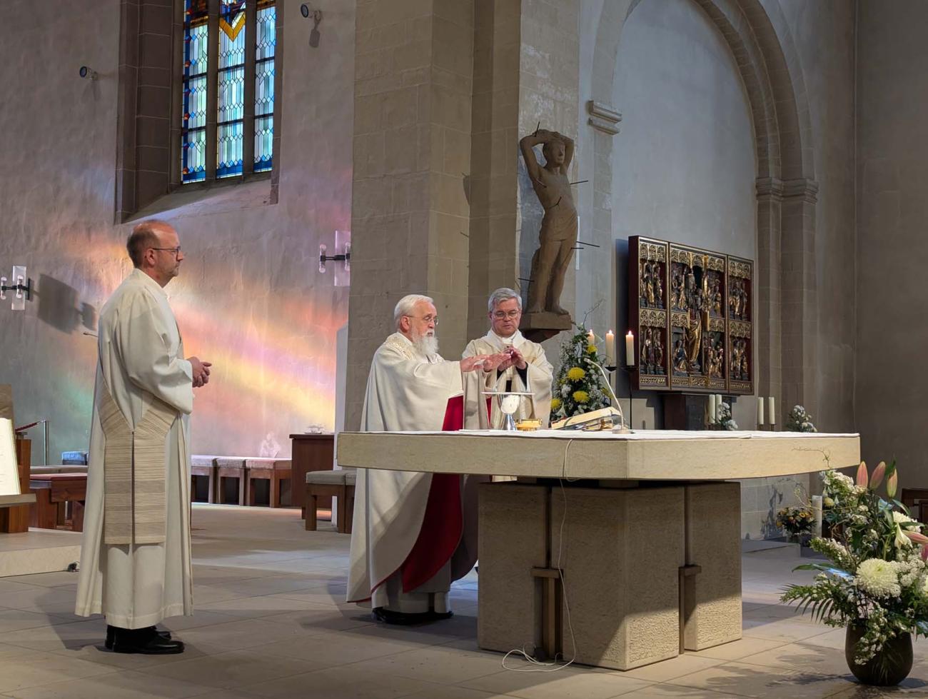 Drei Menschen am Altar