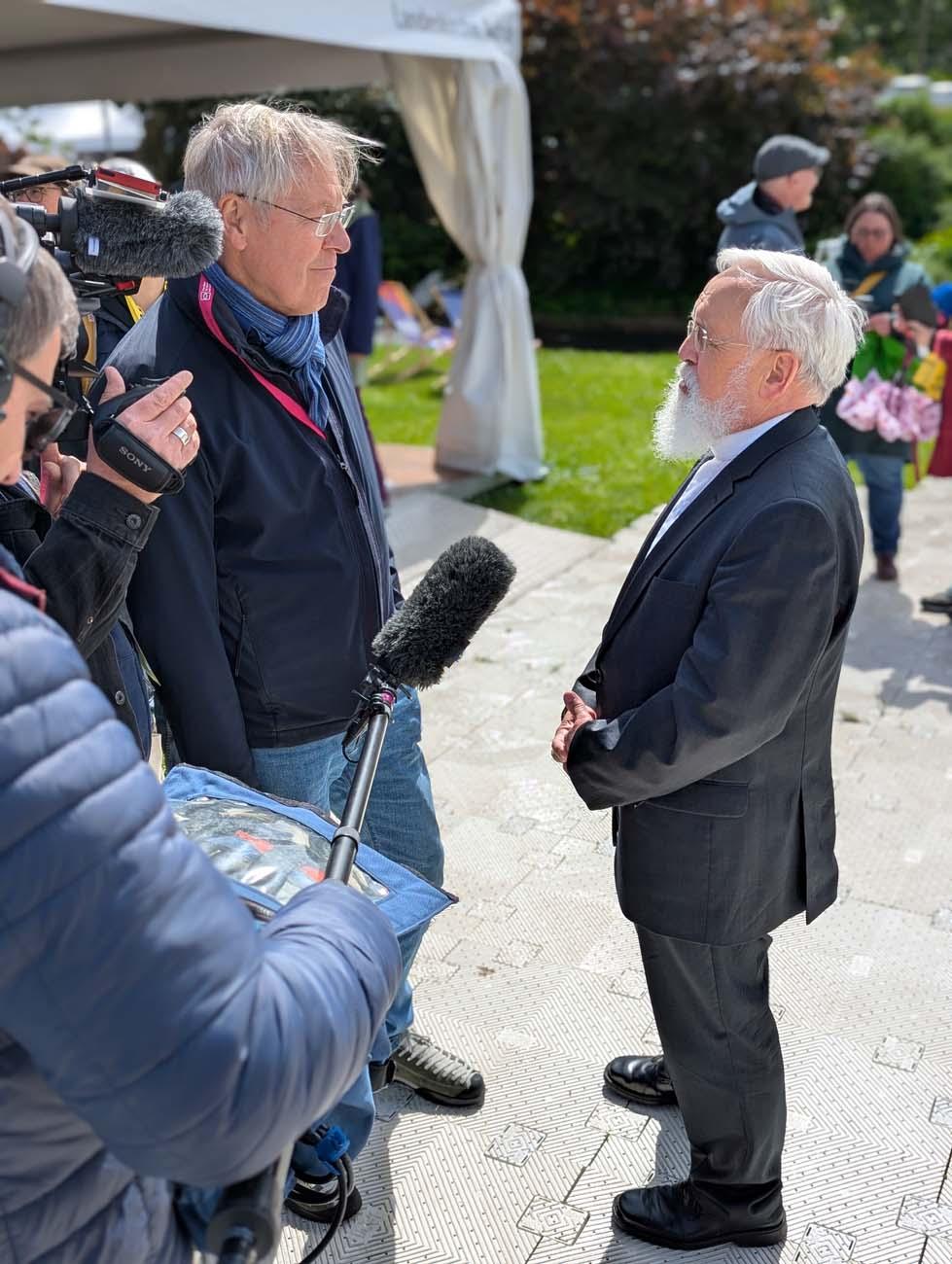 Bischof Feige wird von einem Fernsehteam interviewt.