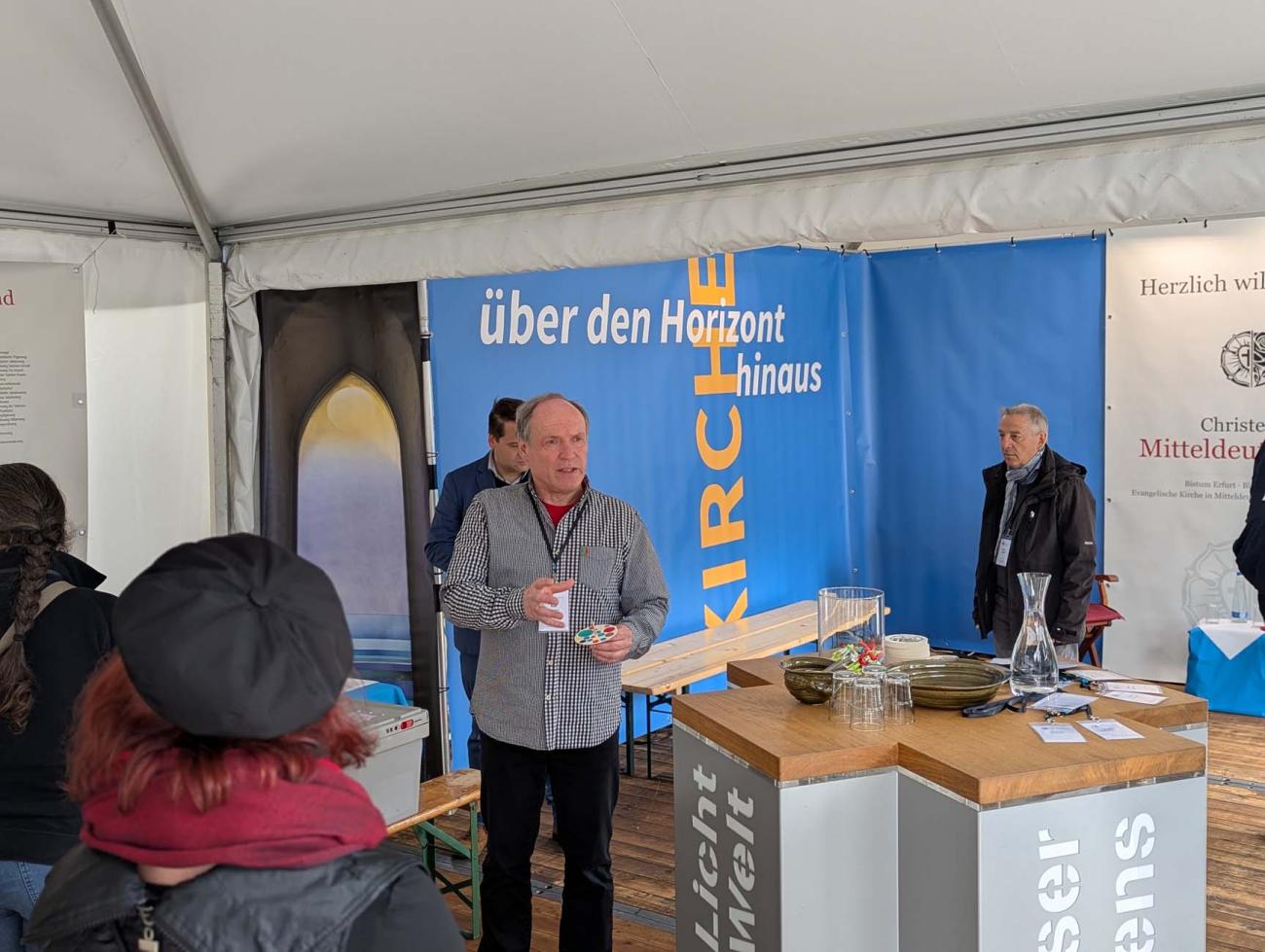 Menschen in einem Zelt