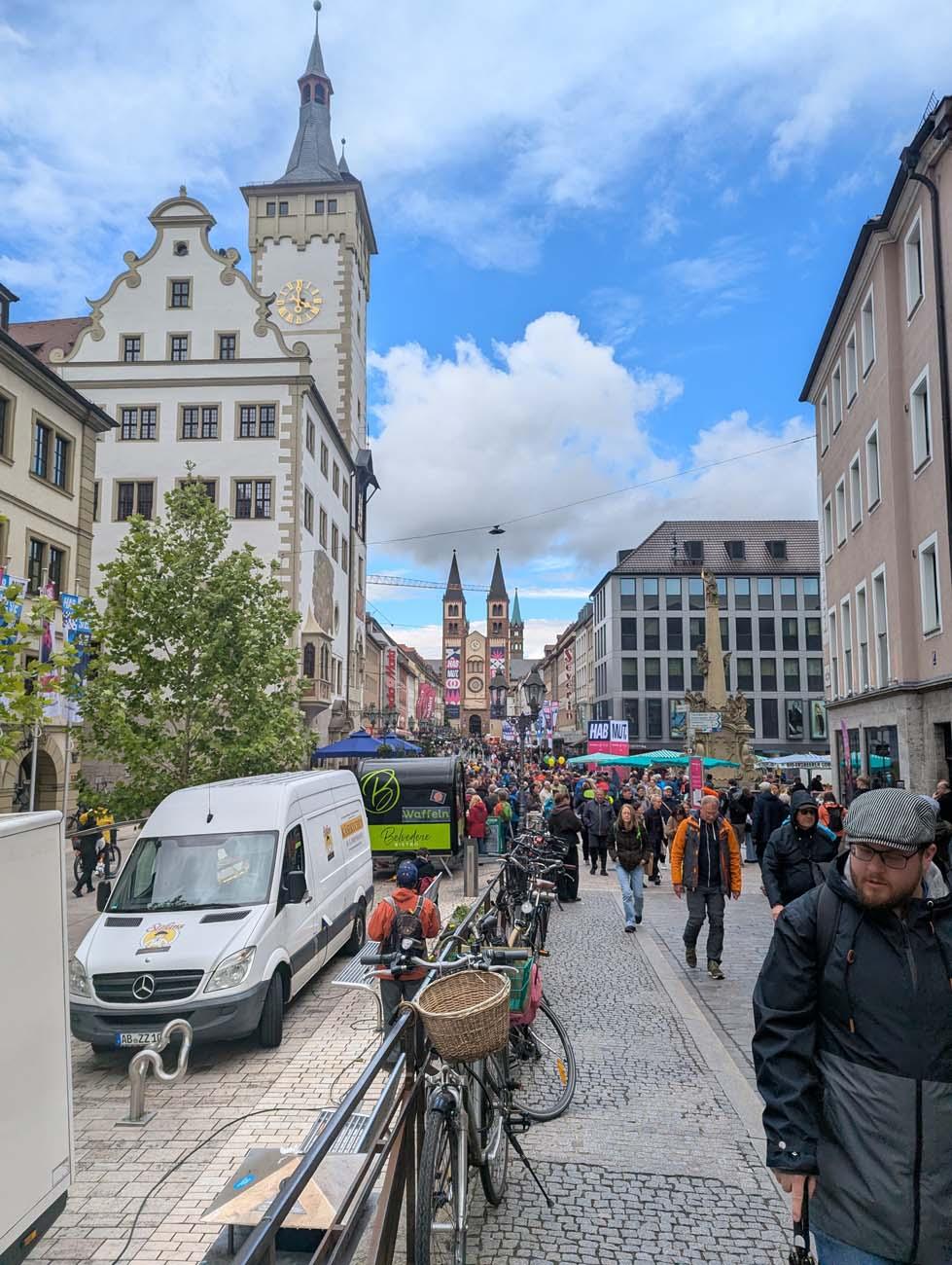 Viele Menschen in einer Straße